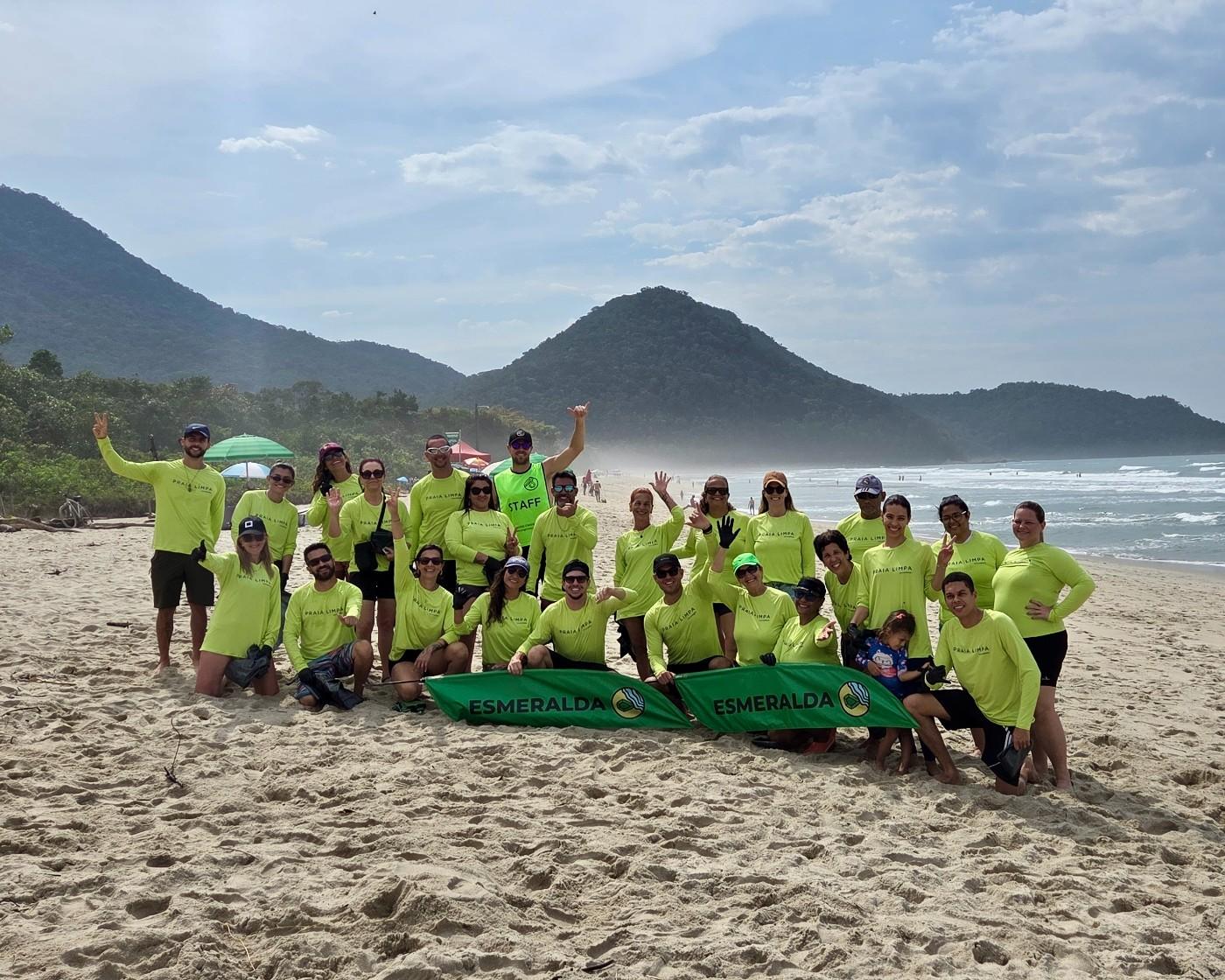Time de empresa numa Onda Verde na praia
