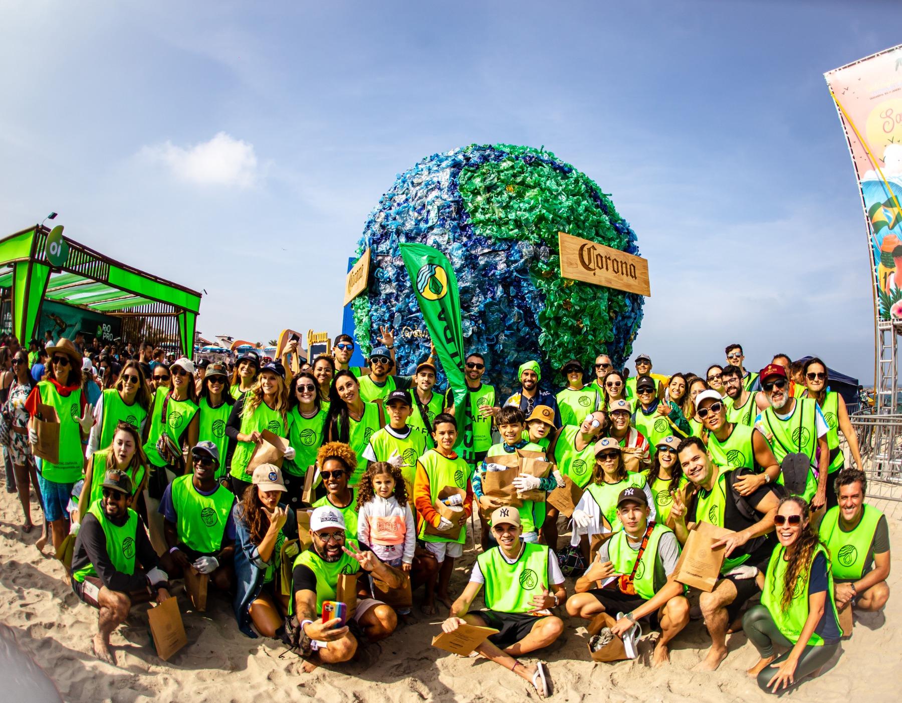 Ativação da Esmeralda com globo de garrafas recolhidas